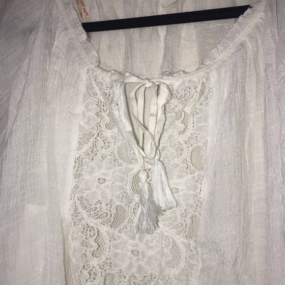 Off the shoulder flowing white top - Picture 4 of 7